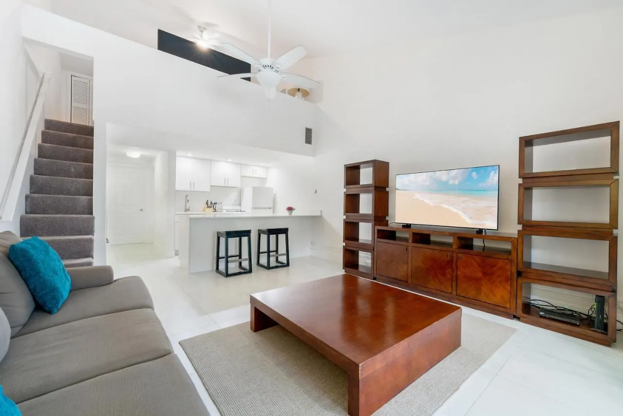 Perfectly Located In The Heart Of Seven Mile Beach Apts Appartement