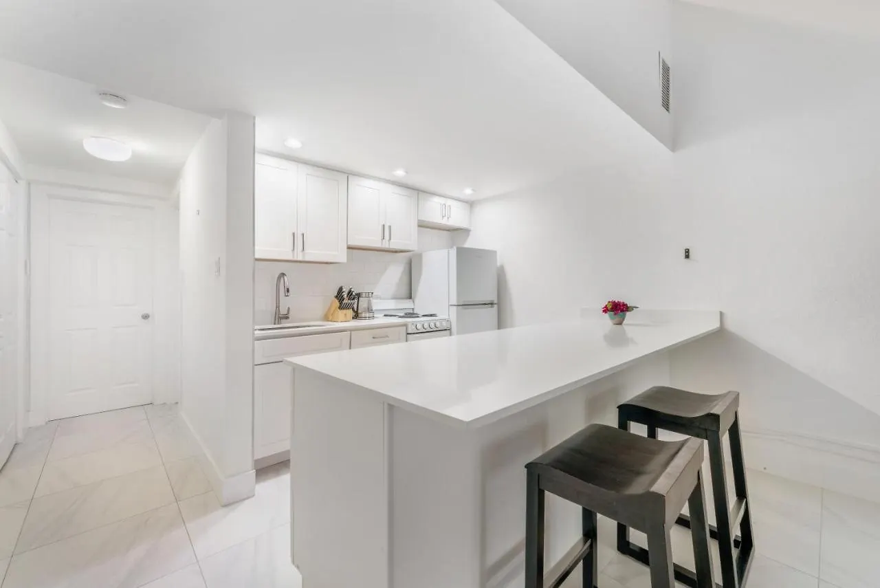 Perfectly Located In The Heart Of Seven Mile Beach Apts דירה